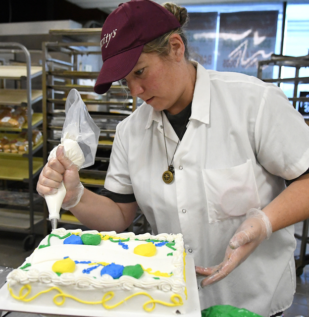 Cake decorators at Gerrity's Supermarkets learn tricks of ...